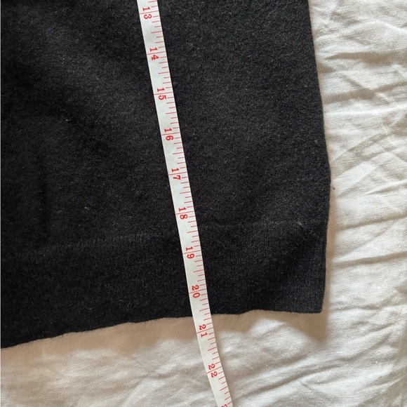 Uniqlo Women's Black Cashmere Crew Neck Sweater - Picture 5 of 6